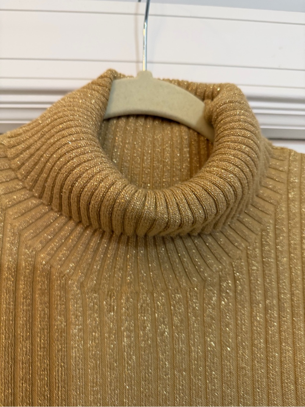 Sleeveless Ribbed Turtleneck Sweater Vest in gold lurex - Picture 3 of 7